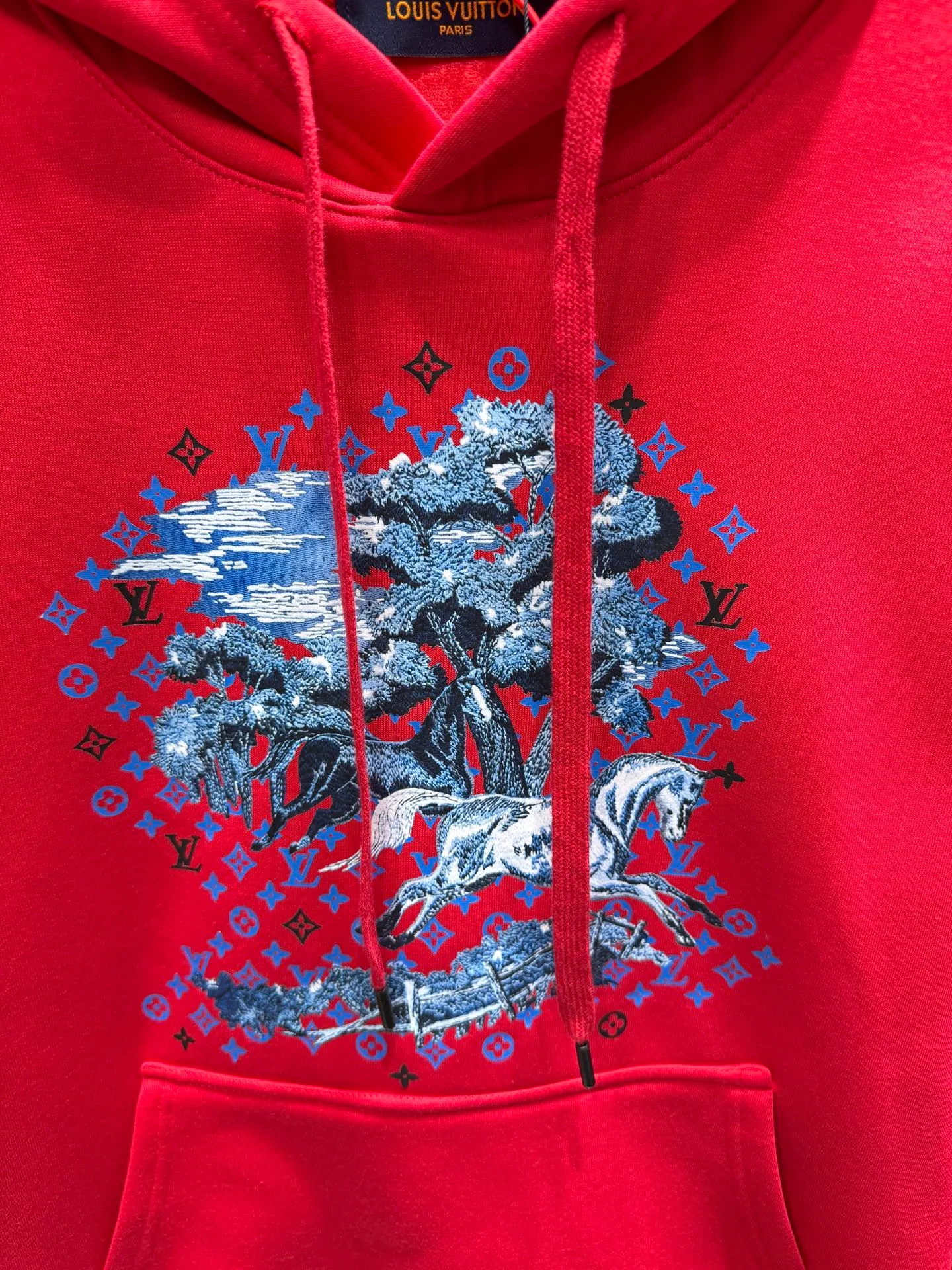 🅿️280 Louis Vuitton 26* New Year’s model War Horse Under the Tree hooded sweatshirt 400g pure cotton➕Silver fox velvet Fashionable casual pullover sweatshirt with hoodie for men and women The trading company has few channels and is the leading official website for sale. It has always been a magical existence with a high degree of recognition. It always creates fashionable items in a minimalist style. It has no restrictions on age and gender and is easy for anyone to control. Basic casual round-neck tailoring It has a significant effect of slimming down and hiding body fat. It can control your daily casual wear. There is no gender limit. The same style is recommended for men and women. This sweatshirt is made of imported air-layer knitted cotton. The fabric feels light, delicate, soft and waxy at the same time. It has a superior stiffness. The terry texture closely arranged like fish scales on the inside is close to the skin, warm and breathable without any pricking feeling. The cuffs and hem are dyed in the same vat knitted rib stitching. It makes the wearer more handsome and stylish. The front of the body is decorated with patterns, carefully printed using top-notch technology, and matched with brand embellishments, showing both luxury class and fashion sense.